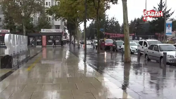Sakarya'da sağanak yağış: Vatandaşlar hazırlıksız yakalandı, caddeler göle döndü | Video