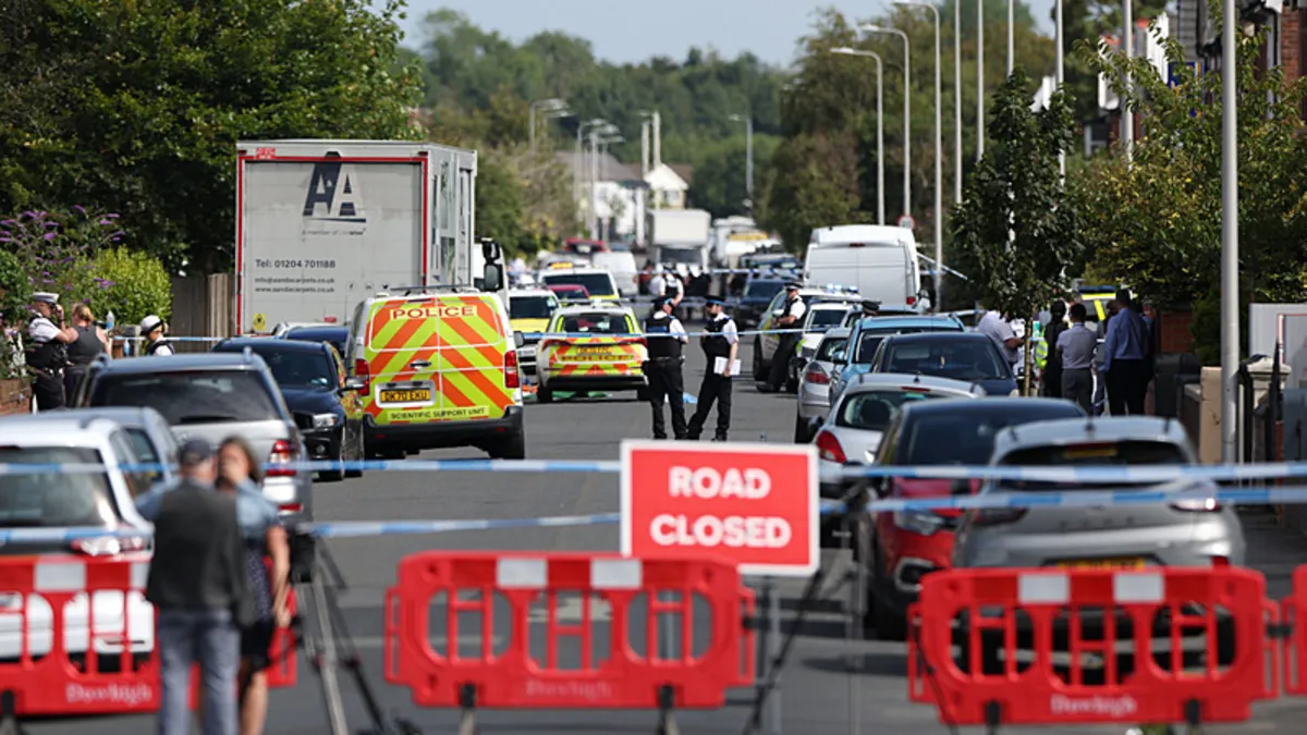 İngiltere’de bıçaklı saldırı: 1 ölü, 8 yaralı İngiltere’de bıçaklı saldırı: 1 ölü, 8 yaralı