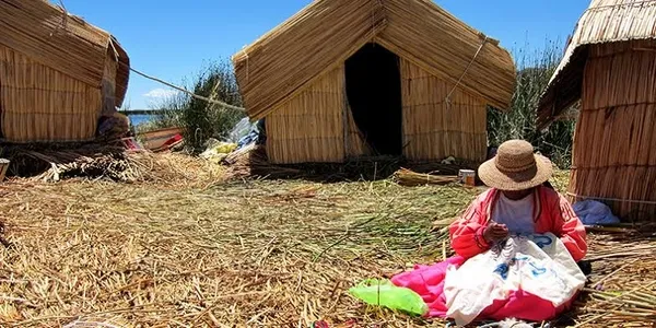 Ömürleri Karaya Değmeden Geçiyor: Hiç Beton Kullanmadan Yapılan 100 Yüzen Adada Yaşıyorlar!
