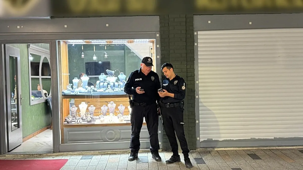 2 Milyon TL’lik altın soygunu: Bir anlık dalgınlık pahalıya patladı! 2 Milyon TL’lik altın soygunu: Bir anlık dalgınlık pahalıya patladı!