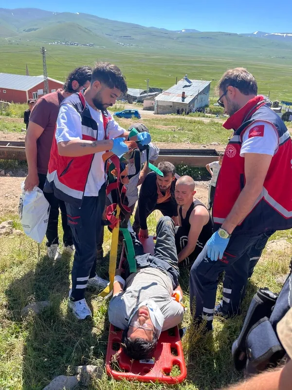 boga-saldirisinda-yaralanan-genc-ambulans-helikopterle-hastaneye-kaldirildi-1782993600118.jpg