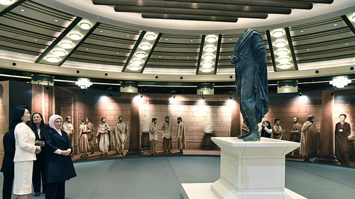 Emine Erdoğan’dan Güney Kore Devlet Başkanı’nın eşi Kim ile programlarına ilişkin videolu paylaşım Emine Erdoğan’dan Güney Kore Devlet Başkanı’nın eşi Kim ile programlarına ilişkin videolu paylaşım