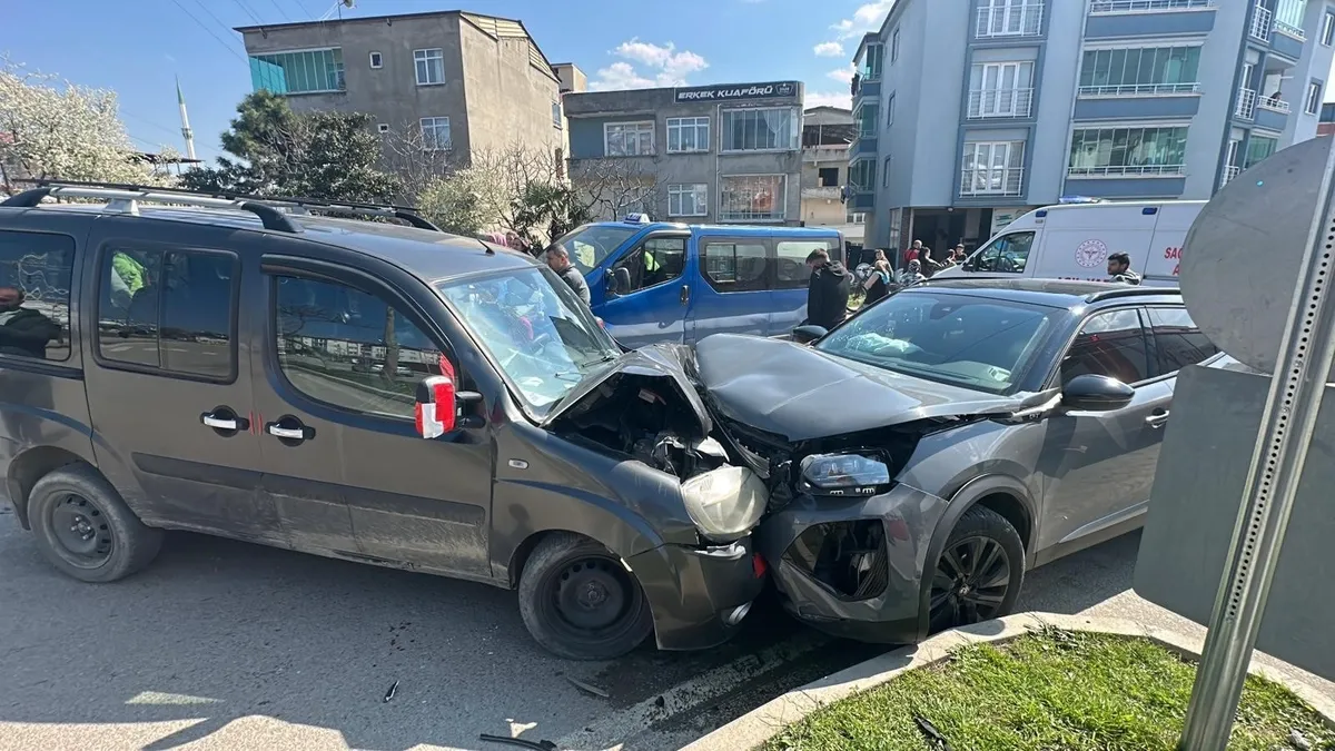 Samsun’da yürekleri ağza getiren kaza! 2 araç kafa kafaya çarpıştı: Yaralılar var… Samsun’da yürekleri ağza getiren kaza! 2 araç kafa kafaya çarpıştı: Yaralılar var…