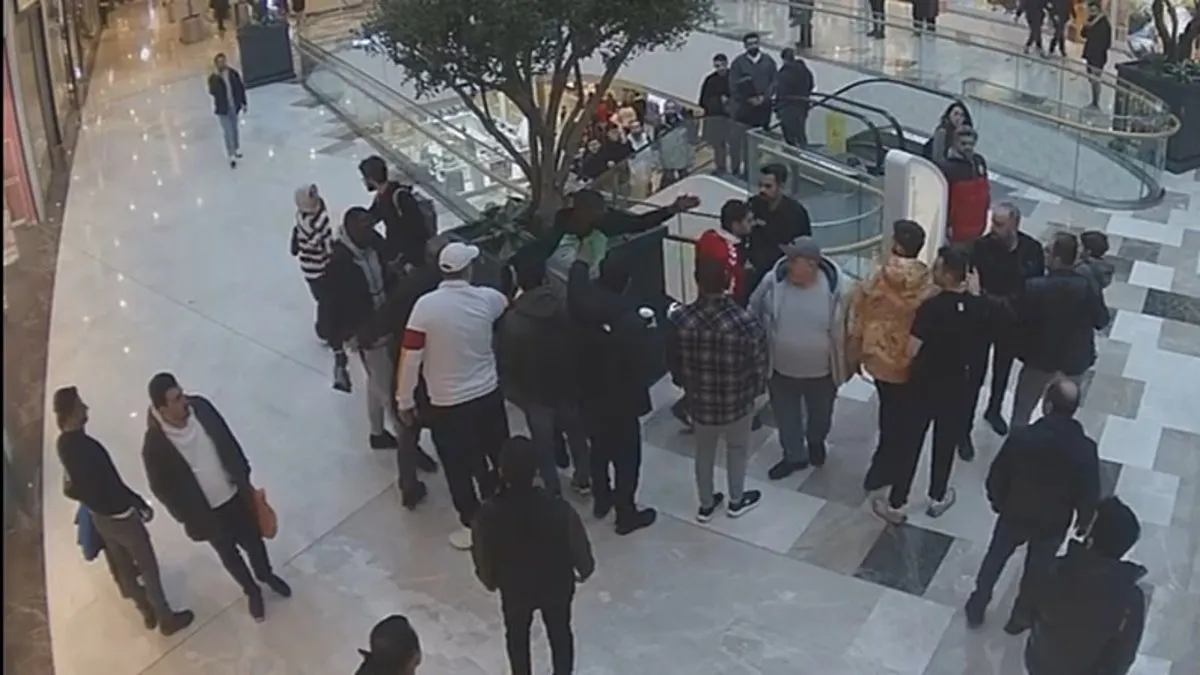 Senegalli milli futbolcu Papy Djilobodji’nin zor anları kamerada: Futbolcuya AVM’de silah çekip şemsiye fırlattı! Senegalli milli futbolcu Papy Djilobodji’nin zor anları kamerada: Futbolcuya AVM’de silah çekip şemsiye fırlattı!