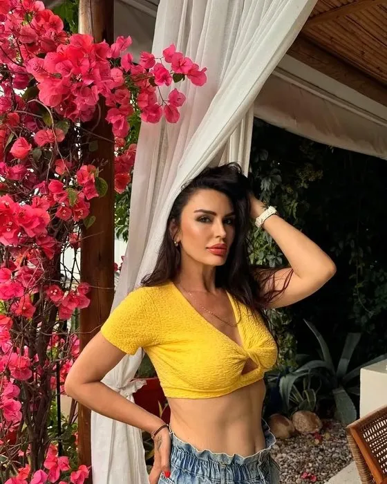 Hülya Avşar onu uyarmıştı... Eski manken Aysu Baçeoğlu da sektörden nasibini almış!