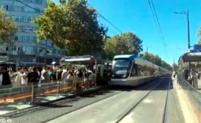 İBB’nin Laleli yol çalışması nedeniyle Bağcılar - Kabataş Tramvay hattında yoğunluk yaşandı