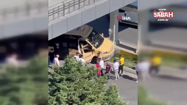 Trafikte akıl almaz olay kamerada: Siniri krizi geçirip minibüsün direksiyonunu kırdı | Video