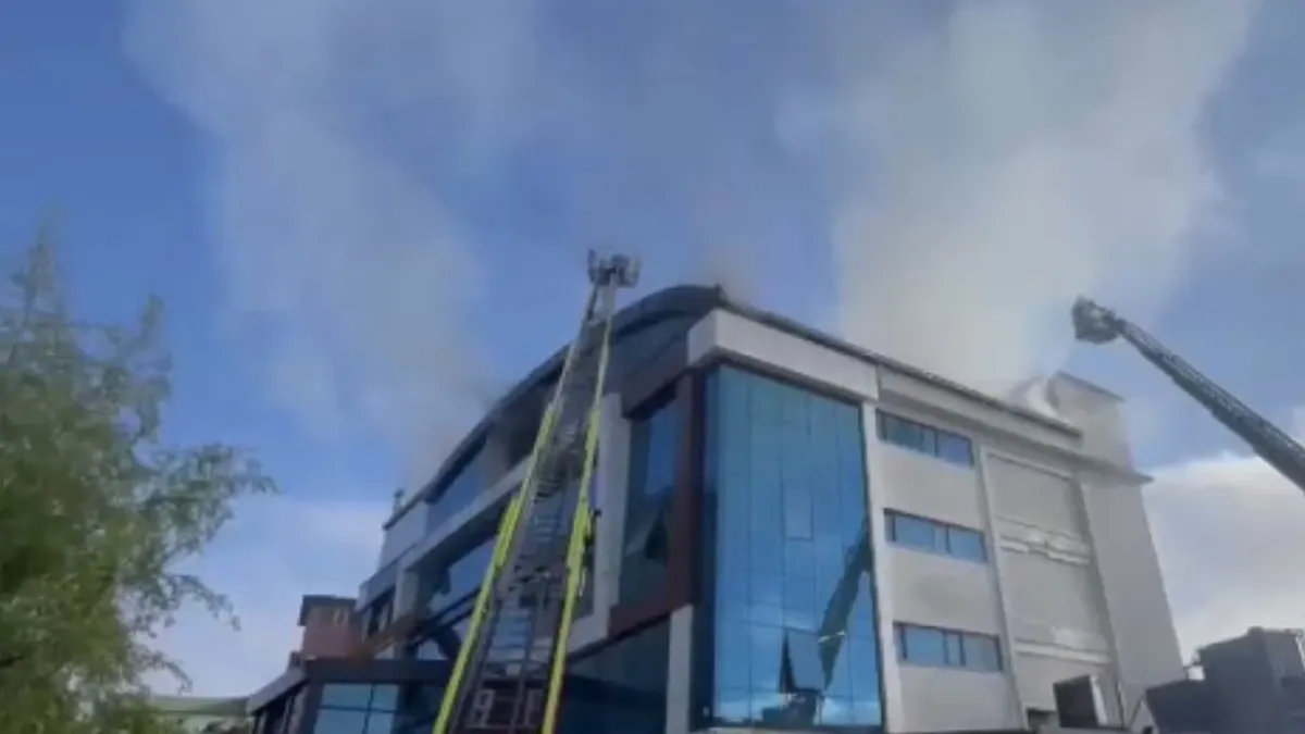 SON DAKİKA… Esenyurt'ta tekstil fabrikasında yangın! Müdahaleler sürüyor… SON DAKİKA… Esenyurt'ta tekstil fabrikasında yangın! Müdahaleler sürüyor…