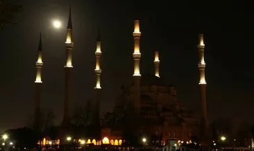 İstanbul’da Süper Ay kartpostallık görüntüler oluşturdu
