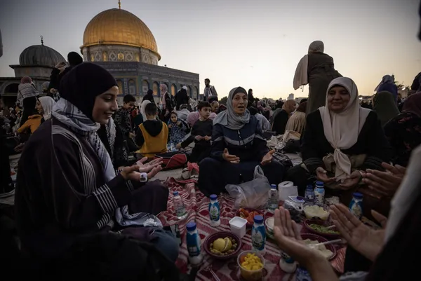 kuduste-bir-ramazan-gelenegi-mescid-i-aksadaki-iftar-sofralari-1681816915602.jpg