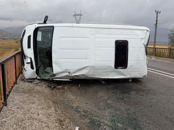 hakkaride-korkutan-kaza-ogrenci-servisi-devrildi-12-yarali-1791809132957.jpg
