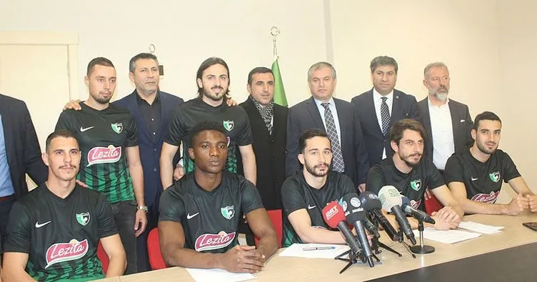 Denizlispor’da 8 futbolcu imza attı