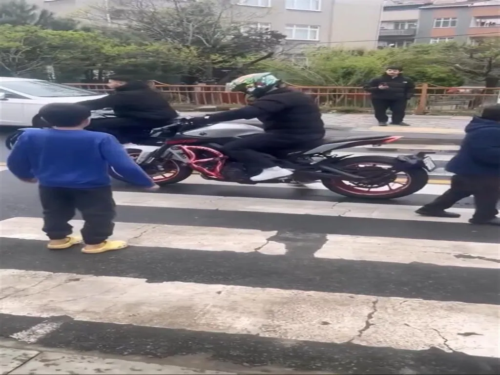 Kağıthane'de düğün konvoyunda tehlikeli manevralar yapan motosiklet sürücüsü.