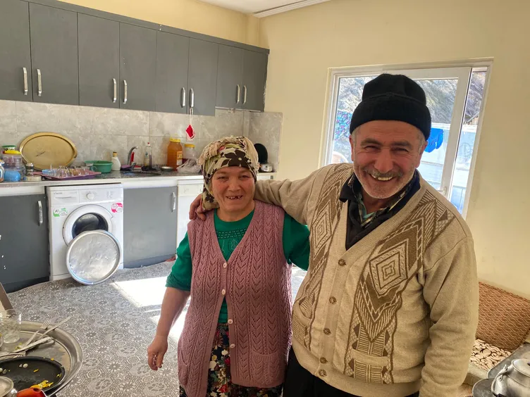 Devlet-millet ele ele verip köy evlerini yaptılar: Güçlü ülke güçlü Cumhurbaşkanı ile olur