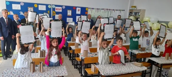 ikizlerin-ilk-karne-heyecani-biz-bu-ulkenin-yarinlariyiz-1750423589460.jpg