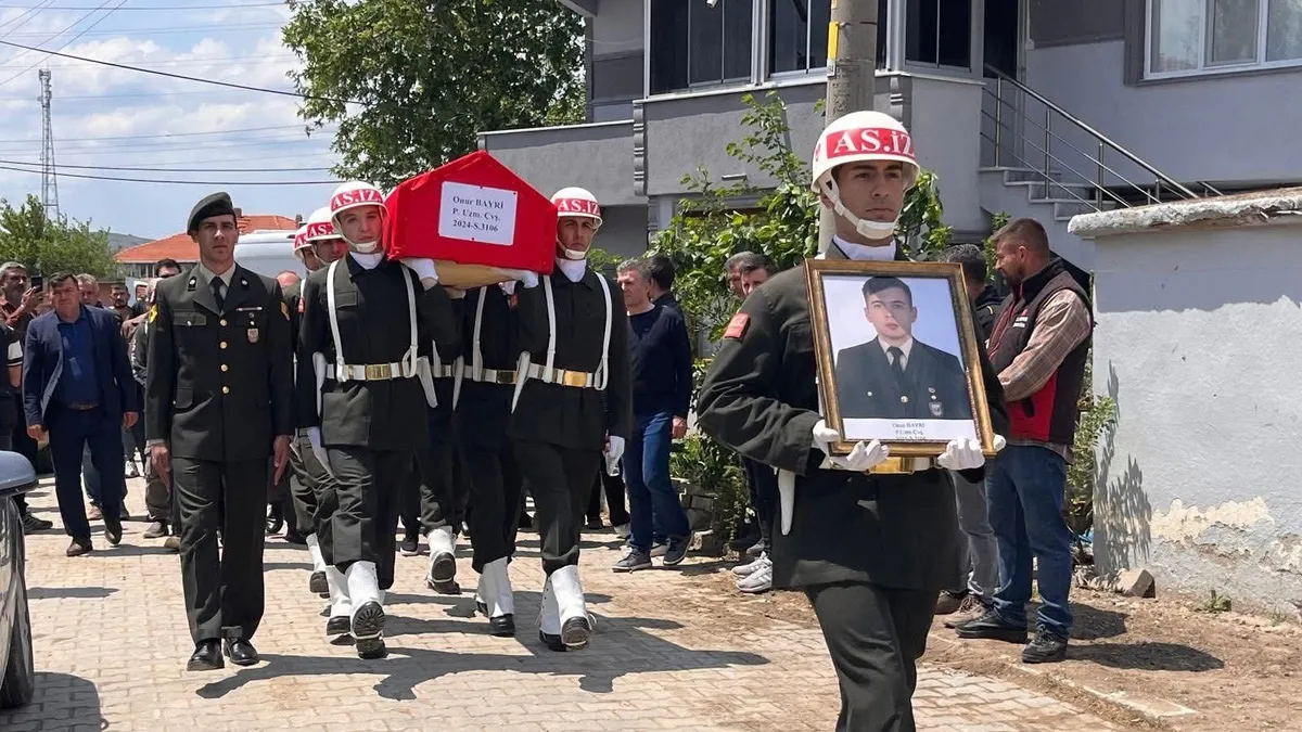 Tekirdağlı Uzman Çavuş Onur Bayri askeri törenle son yolculuğuna uğurlandı Tekirdağlı Uzman Çavuş Onur Bayri askeri törenle son yolculuğuna uğurlandı
