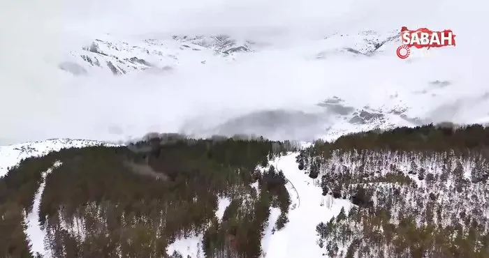 Bayburt’un yüksek kesimlerine yağan kar kartpostallık manzaralar oluşturdu | Video