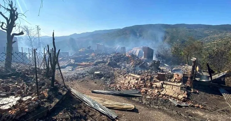Kastamonu’da 10 ev, 3 ahırın yandığı yangın kontrol altına alındı