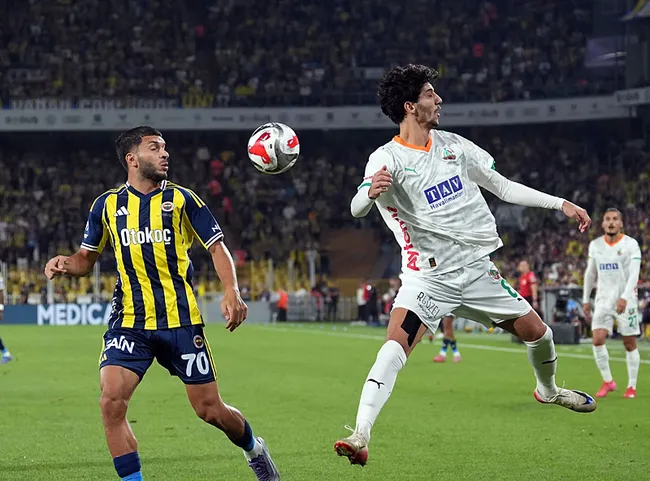 son-dakika-haberi-fenerbahce-alanyaspor-macinda-son-anda-yikildi-1758136049042.jpeg