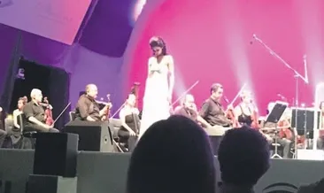 Konserini yarıda kesip ezanı dinledi