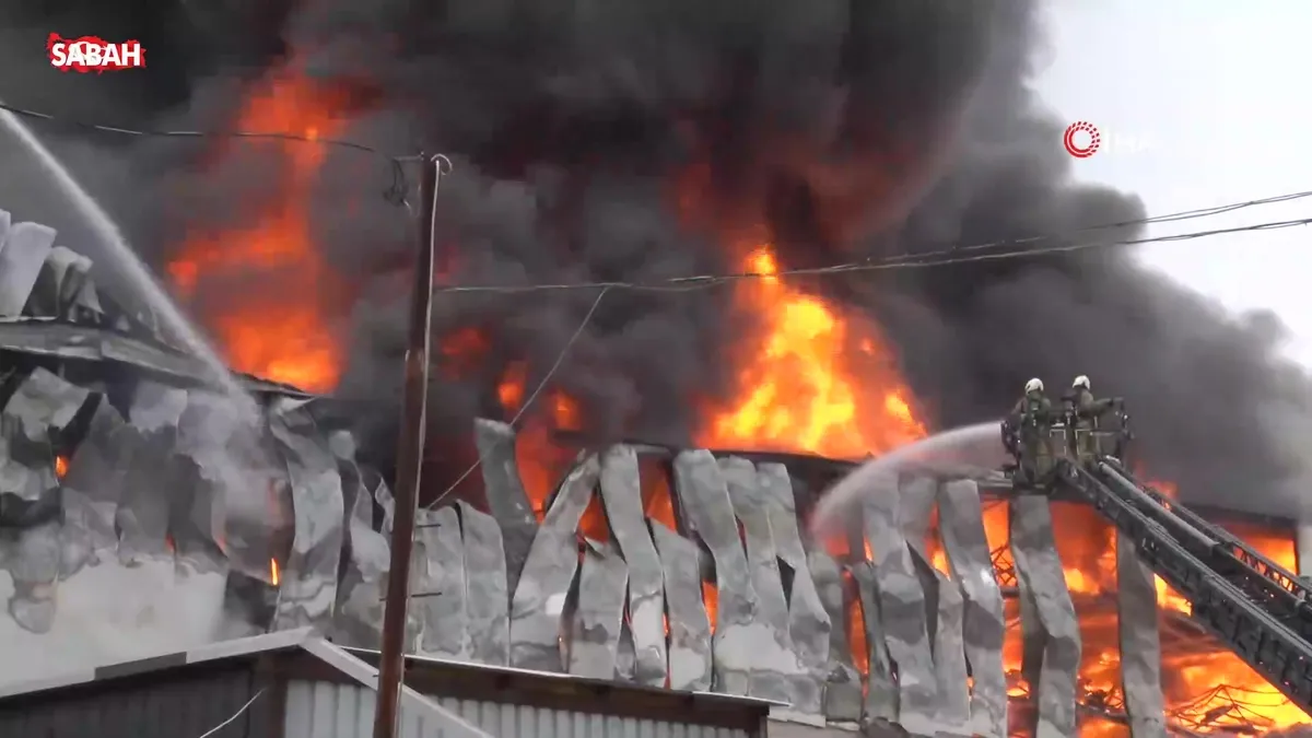 SON DAKİKA: Ataşehir’de korkutan fabrika yangını | Video videosunu izle SON DAKİKA: Ataşehir’de korkutan fabrika yangını | Video videosunu izle