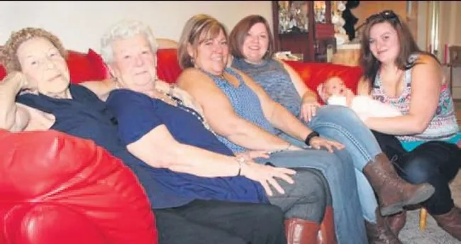 Aynı aileden 6 nesil bir arada poz verdi