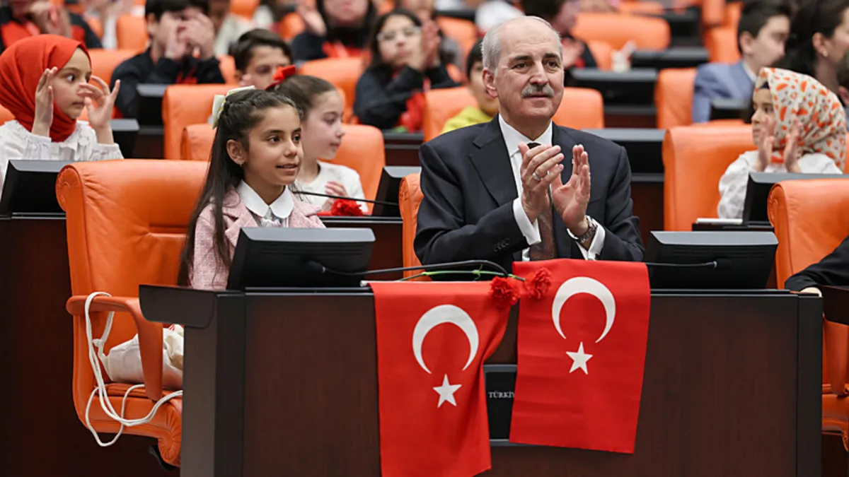 Meclis’te 23 Nisan coşkusu! TBMM Başkanı Numan Kurtulmuş 26 ülkeden gelen çocuğu Meclis Tören Salonu’nda kabul etti Meclis’te 23 Nisan coşkusu! TBMM Başkanı Numan Kurtulmuş 26 ülkeden gelen çocuğu Meclis Tören Salonu’nda kabul etti