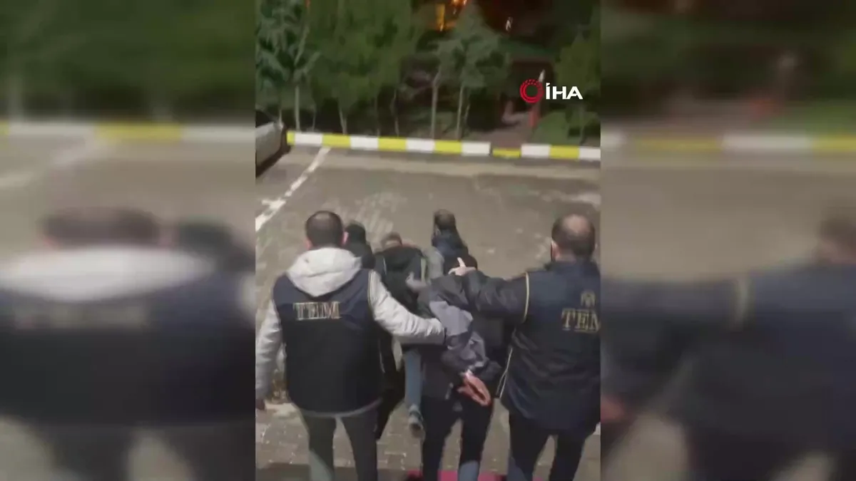 Diyarbakır’da Nevruz etkinliğinde terör örgütü pankartı açan şahıslara operasyon: 6 gözaltı videosunu izle Diyarbakır’da Nevruz etkinliğinde terör örgütü pankartı açan şahıslara operasyon: 6 gözaltı videosunu izle