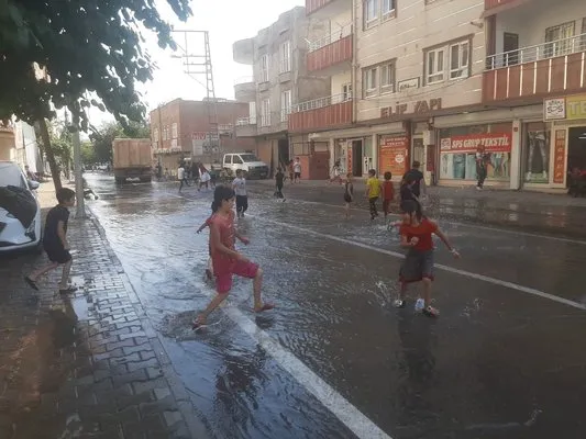 Batman’da patlayan su borusu mahalledeki çocuklara eğlence oldu