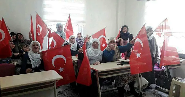 Vatandaşlara Türk Bayrağı dağıtıldı