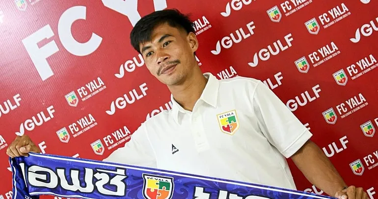 Futbol sahasına yıldırım düştü