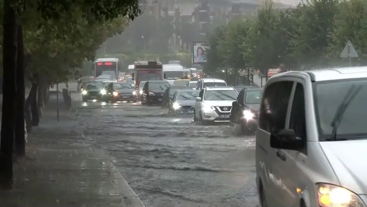 İstanbul'da yolları su bastı; tramvay seferi durdu