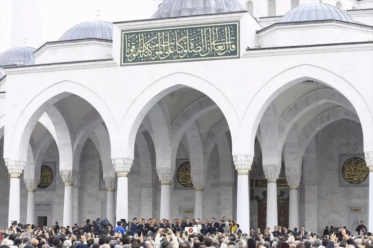 Cumhurbaşkanı,cuma namazını Melike Hatun Camisi'nde kıldı.