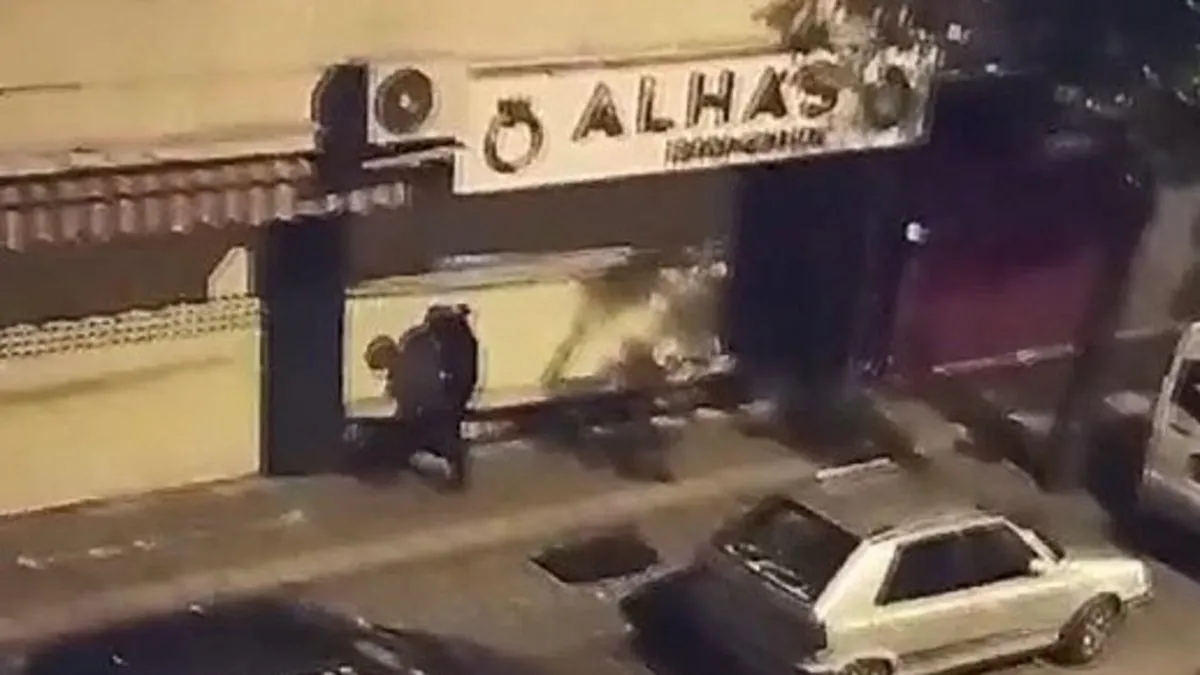 Bahçelievler'de dakikalar içinde kuyumcudan 3 kilogram altın çalan şüpheliler kamerada