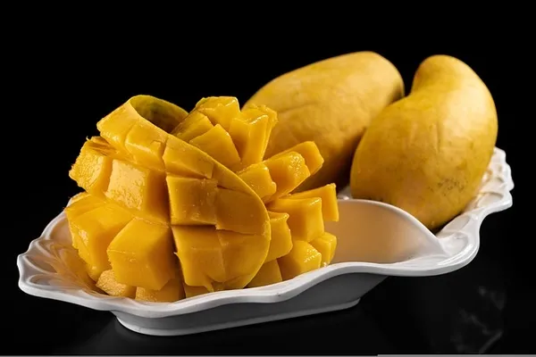 adina-meyvelerin-krali-deniyor-duzenli-yediginizde-vucuttaki-c-vitaminini-fulluyor-1664000712467.jpg