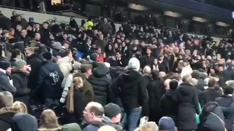 Tottenham-Norwich City maçında Eric Dier taraftara saldırdı