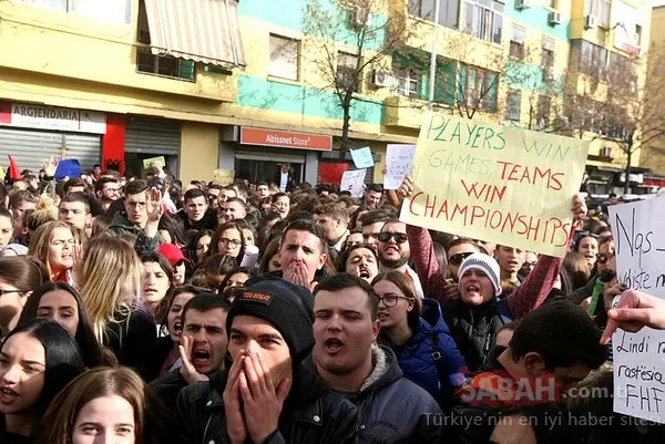 Binlercesi toplandı! Diz çöküp beklediler...