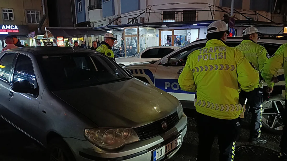 ‘Dur’ ihtarına uymayan sürücü aracını bırakıp kaçtı: 210 bin TL ceza yazıldı! ‘Dur’ ihtarına uymayan sürücü aracını bırakıp kaçtı: 210 bin TL ceza yazıldı!