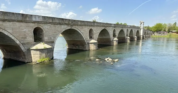 Tarihi Meriç Köprüsü’ne duvar yazılı saldırı