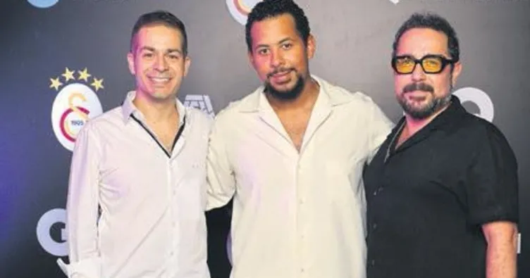 İstanbul Boğazı’nda renkli kutlama