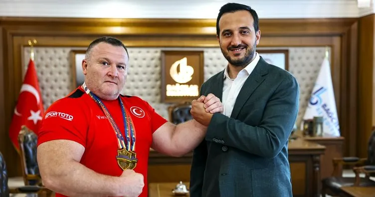 Bilek Güreşi eğitmeni Erkan Damar sol kolda dünyanın bileğini bükerek şampiyon oldu