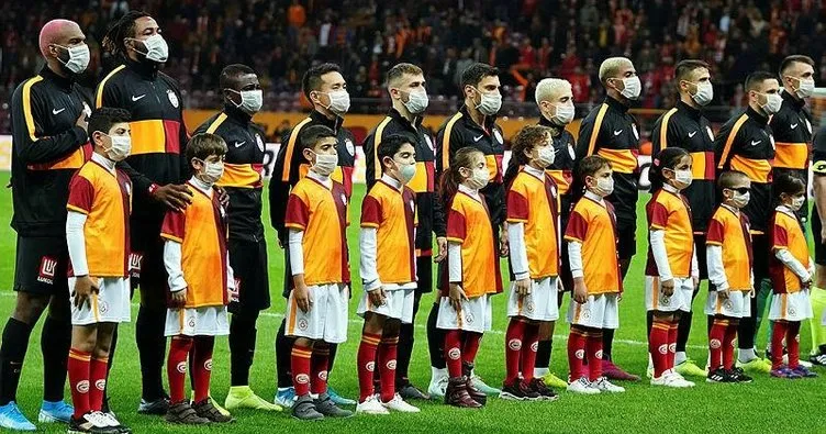Galatasaray - Çaykur Rizespor maçında oyuncular sahaya maskeyle çıktı