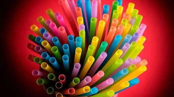 yazin-soguk-icecek-tuketenler-dikkat-o-aliskanlik-organlari-plastikle-dolduruyor-1781849672057.jpg