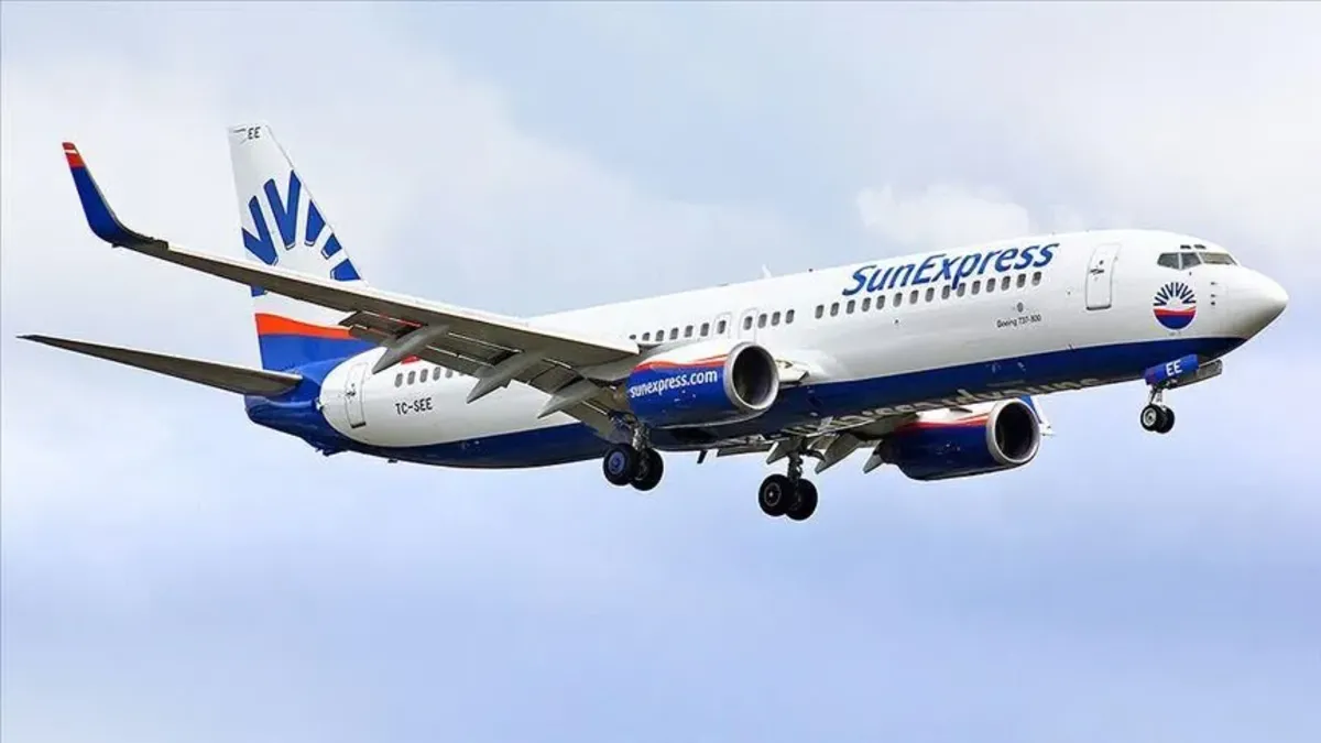 SunExpress uçağı pistte ilerliyor.