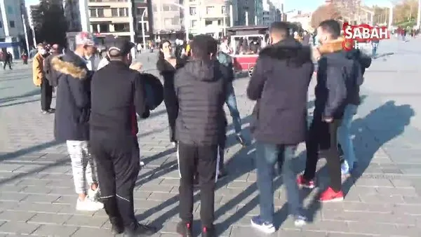 Taksim’de Arap turistlerden şok eden görüntüler...Sosyal mesafeyi, maskeyi hiçe sayıp dans ettiler | Video
