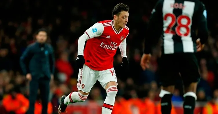 Mesut Özil’den evde kalanlara Arsenal maçına davetiye