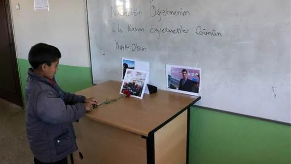 Necmettin öğretmen için tahtaya bu yazıyı yazdılar