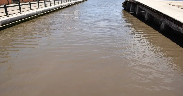 İzmir’de hayrete düşüren görüntü: Kanalizasyon suları denize akıyor