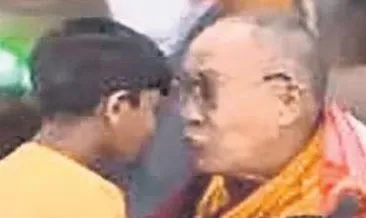 Budist lider Dalay Lama’nın görüntüsüne tepki yağdı