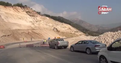 Mersin’de korkutan heyelan! Karayolu ulaşıma kapandı, 2 iş makinesi toprak altında kaldı | Video